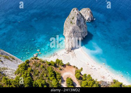 Vue aérienne du rocher de Mizithres dans l'île Ionienne de Zakynthos, Grèce Banque D'Images