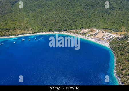 Vue aérienne de la plage ensoleillée d'Antisamos sur l'île de Kefalonia, mer Ionienne en été, Grèce. Concept de vacances de voyage Banque D'Images