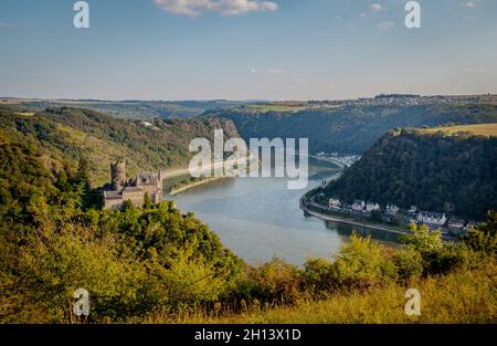 Vue sur la vallée du Rhin avec le château de Katz et le rocher de Loreley à Sankt Goarshausen Travel Allemagne Fairytale Places Banque D'Images