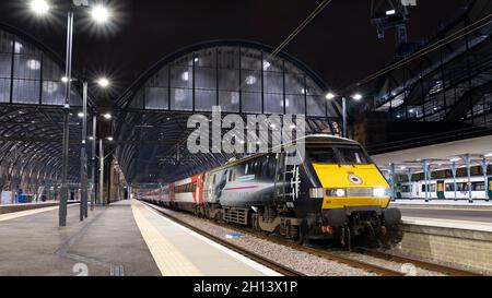 GARE DE KING'S CROSS, LONDRES, ROYAUME-UNI.15 octobre 2021.LNER Class 91 91110 Battle of Britain Memorial Flight se prépare à quitter la Croix du Roi à Leeds. Banque D'Images