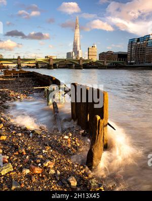 RIVER THAMES, MILLENNIUM BRIDGE, LONDRES, ROYAUME-UNI.3 octobre 2021.Le Shard et le London Bridge au coucher du soleil le long de la Tamise. Banque D'Images