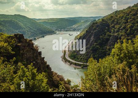 Vue sur la vallée du Rhin et sur le point de vue de Spitznack, roche escarpée Banque D'Images