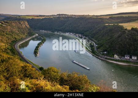 Vue sur le port de Rheintal Loreley depuis le sentier de randonnée Rheinsteig Premium à Sankt Goarshausen Banque D'Images