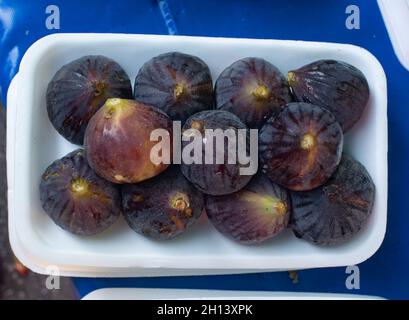 Figues violettes fraîches conditionnées sur des substrats en plastique sur le comptoir du marché agricole.Une alimentation saine Banque D'Images