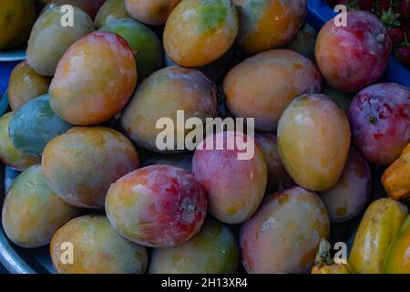 Véritable fond de nourriture: Fruits de mangue exposés sur le marché de l'agriculteur.Fruits exotiques.Vue supérieure Banque D'Images