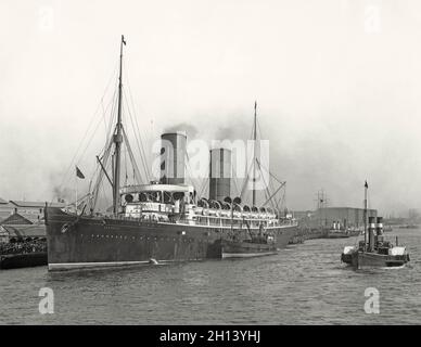 RMS Campania dans le port au début des années 1900 – le navire était un paquebot britannique appartenant à la Cunard Steamship Line Shipping Co, construite à Govan, en Écosse.Lancée en 1892, elle était le plus grand et le plus rapide des passagers lorsqu'elle est entrée en service en 1893, gagnant le prestigieux Blue Riband.Son dernier voyage de passagers a eu lieu en 1914.La Campanie a eu un répit d'être mis au rebut.L'amirauté du Royaume-Uni l'a convertie en croiseur marchand armé qui pouvait transporter des hydravions.Le HMS Campania ressemblait peu à sa configuration d'origine.Elle a servi jusqu'en 1918 quand elle a coulé dans le Firth of Forth – une photo vintage des années 1900 Banque D'Images