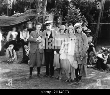 Directeur FRED NIBLO CONRAD NAGEL ensemble non identifié Visiteur ELEANOR BOARDMAN et JOHN GILBERT sur le terrain franc pendant le tournage de LA RÉDEMPTION 1930 réalisateur FRED NIBLO du roman / jouer le cadavre vivant par Leo Tolstoï costume design Gilbert Adrian Metro Goldwyn Mayer Banque D'Images