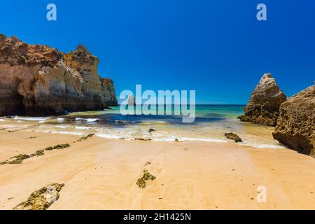 Vue aérienne et panoramique de Praia dos Tres Irmaos Beach, Alvor, Algarve, Portugal Banque D'Images
