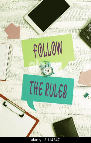 Affichage de l'affiche Suivez les règles.Concept d'Internet aller avec les règlements régissant la conduite ou la procédure nouvelles idées de planification d'affaires et de recherche Banque D'Images