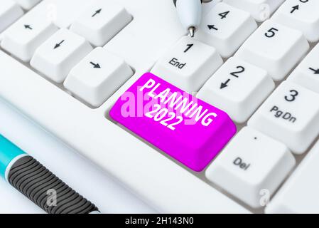 Inspiration montrant la planification des panneaux 2022.Photo conceptuelle processus de faire des plans pour quelque chose l'année prochaine publication de documents dactylographiés en ligne Banque D'Images