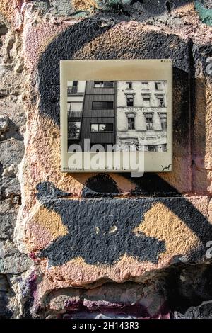 Josef Helie Tile avec photographie du nouveau et ancien bâtiment à l'extérieur du bâtiment Squat, 206 Linien strasse, Mitte, Berlin Banque D'Images