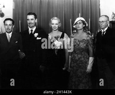 IRVING THALBERG Vice-président exécutif / Producteur à MGM avec JOHN GILBERT et VIRGINIA BRUCE lors de leur mariage à l'italienne Villa Bungalow de l'acteur sur le terrain de studio avec Mme DONALD OGDEN STEWART et le révérend JAMES HAMILTON LASH le 11 août 1932 publicité pour Metro Goldwyn Mayer Banque D'Images