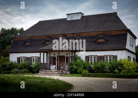 Sierpc, Pologne - 23 juillet 2021 : un ancien palais de justice Uniszki Zawadzkie.Véranda et toit en bois, volets de fenêtre, plantes vertes dans la cour. Banque D'Images