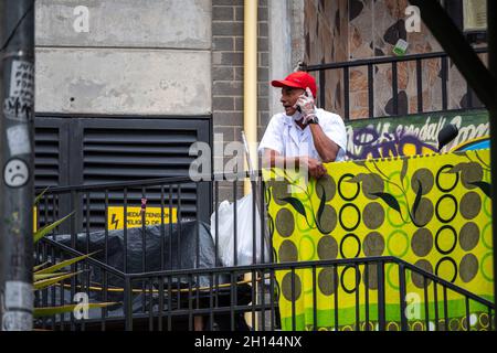 Medellin, Antioquia Colombie - janvier 6 2021: L'homme latin avec Red Cap parle au téléphone contre fond urbain Banque D'Images