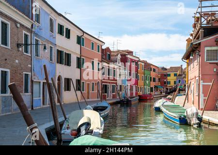 Un aperçu typique de l'île de Burano avec ses maisons colorées caractéristiques Banque D'Images