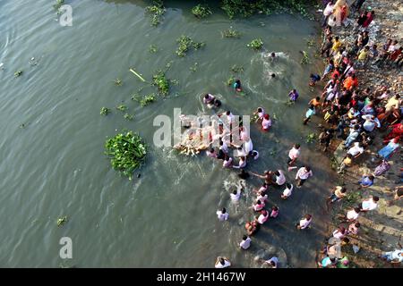 Dhaka, Bangladesh.15 octobre 2021.Les dévotés hindous immergent une idole d'argile de la déesse hindoue Durga dans le fleuve Buriganga pendant la dernière journée du festival de Durga Puja.Le plus grand festival religieux de la communauté hindoue de Bangalee s'est terminé vendredi avec l'immersion des idoles de la déesse Durga et de ses enfants le long de la rivière.Le 15 octobre 2021 à Dhaka, au Bangladesh.(Photo de Habibur Rahman/ Eyepix Group) crédit: EYEPIX Group/Alay Live News Banque D'Images