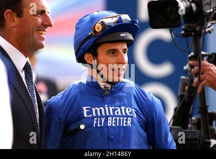 Jockey William Buick célèbre après avoir remporté les enjeux de Qipco British Champions Sprint avec Horse Creative Force lors de la journée des champions britanniques Qipco à l'hippodrome d'Ascot.Date de la photo: Samedi 16 octobre 2021. Banque D'Images