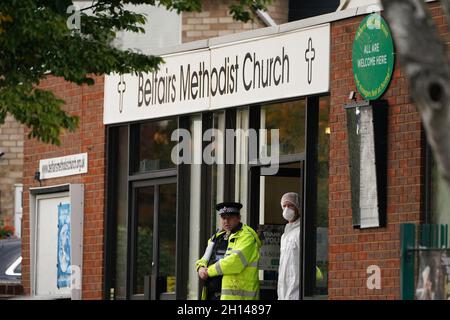 Les policiers et la police de l'église méthodiste de Belfoires, dans Eastwood Road North, Leigh-on-Sea, Essex, où le député conservateur Sir David Amess est décédé après avoir été poignardé plusieurs fois lors d'une opération de la circonscription vendredi.Date de la photo: Samedi 16 octobre 2021. Banque D'Images