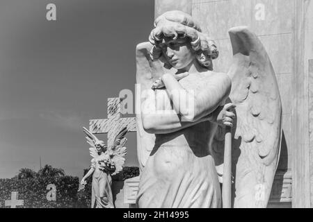 H, CUBA - 04 juin 2017 : une photo en échelle de gris des sculptures du cimetière de Colon à la Havane Banque D'Images