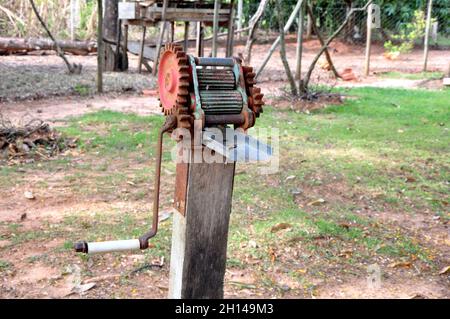 Moulin, moulin à jus de canne à sucre dans un site touristique au Brésil, Amérique du Sud vue panoramique sur base en bois, avec fond flou, antique, rétro Banque D'Images