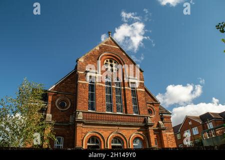 Haut de l'église en brique avec de grands vitraux à Saffron Walden, Angleterre Banque D'Images