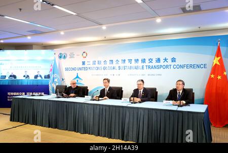 Pékin, Chine.16 octobre 2021.Les participants assistent à un forum lors de la deuxième Conférence mondiale des Nations Unies sur le transport durable, tenue à Beijing, capitale de la Chine, le 16 octobre 2021.Credit: Chen Jianli/Xinhua/Alay Live News Banque D'Images