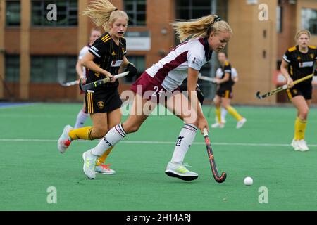 Londres, Royaume-Uni.16 octobre 2021.Lucy Holder (24 Wimbledon) en action lors du match de la ligue de hockey Vitality Womens Premier entre Wimbledon et Beeston à la Raynes Park High School de Londres, en Angleterre.Crédit: SPP Sport presse photo./Alamy Live News Banque D'Images