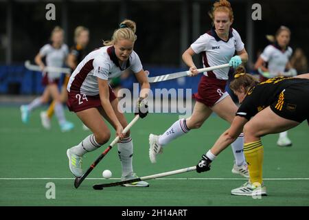 Londres, Royaume-Uni.16 octobre 2021.Lucy Holder (24 Wimbledon) en action lors du match de la ligue de hockey Vitality Womens Premier entre Wimbledon et Beeston à la Raynes Park High School de Londres, en Angleterre.Crédit: SPP Sport presse photo./Alamy Live News Banque D'Images