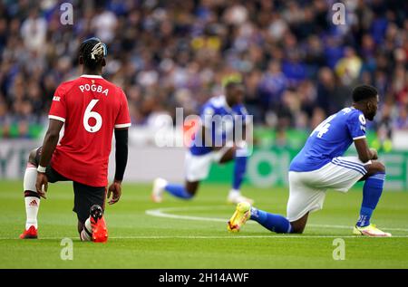 Paul Pogba, de Manchester United, se met au genou lors du match de la Premier League au King Power Stadium de Leicester.Date de la photo: Samedi 16 octobre 2021. Banque D'Images