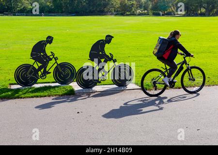 Poole, Dorset, Royaume-Uni.16 octobre 2021.Météo au Royaume-Uni : belle journée chaude et ensoleillée à Poole avec des températures dans les années de forte adolescence que les visiteurs se rendent à Poole Park pour profiter des activités, de l'exercice et du soleil automnal.Crédit : Carolyn Jenkins/Alay Live News Banque D'Images