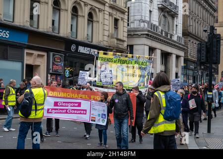 Glasgow, Écosse, Royaume-Uni.16 octobre 2021.Les militants du groupe Glasgow Against Closures marchent de la statue de Donald Dewar sur la rue Buchanan à travers les rues de la ville jusqu'au Palais du peuple à Glasgow Green pour protester contre la fermeture des bibliothèques, des musées et des installations sportives en raison de la pandémie de Covid-19.Credit: SKULLY/Alay Live News Banque D'Images