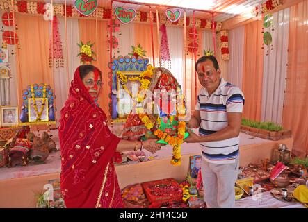 Beawar, Rajasthan, Inde, 15 octobre 2021: Des dévotés hindous portant Idol de la déesse Durga pour immersion le dernier jour du festival Durga Puja dans un pantal à Beawar.Crédit : Sumit Saraswat/Alay Live News Banque D'Images