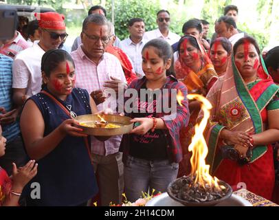 Beawar, Rajasthan, Inde, 15 octobre 2021: Les dévotés hindous interprète aarti avant l'immersion de la déesse Durga le dernier jour du festival Durga Puja à un pantal à Beawar.Crédit : Sumit Saraswat/Alay Live News Banque D'Images