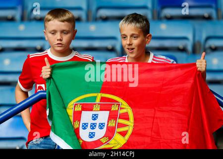 Leicester, Royaume-Uni.16 octobre 2021.16 octobre 2021 ; King Power Stadium, Leicester, Angleterre ; Premier League football,Leicester City contre Manchester United ; jeunes fans de Manchester United avec un drapeau portugais pour Ronaldo Credit: Action plus Sports Images/Alay Live News Banque D'Images