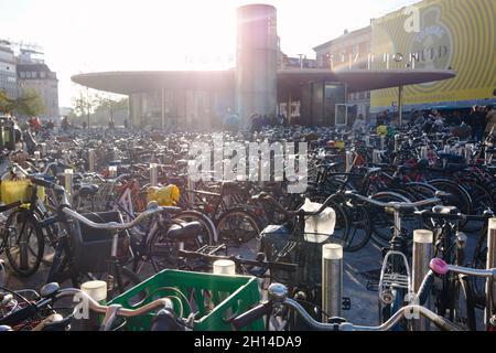 Vélos garés en face de la gare de Nørreport, Indre by, Copenhague, Danemark, Scandinavie,Octobre 2021 Banque D'Images