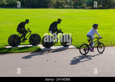 Poole, Dorset, Royaume-Uni.16 octobre 2021.Météo au Royaume-Uni : belle journée chaude et ensoleillée à Poole avec des températures dans les années de forte adolescence que les visiteurs se rendent à Poole Park pour profiter des activités, de l'exercice et du soleil automnal.Crédit : Carolyn Jenkins/Alay Live News Banque D'Images