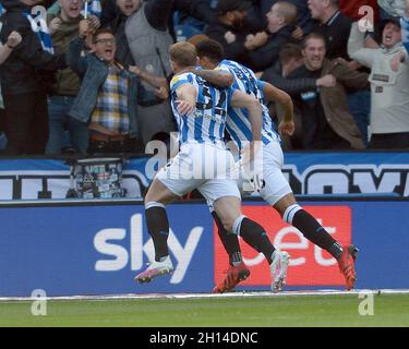 Huddersfield, Royaume-Uni.16 octobre 2021.Tom Lees (32) de Huddersfield célèbre son premier but à Huddersfield, au Royaume-Uni, le 10/16/2021.(Photo de Graham Crowther/News Images/Sipa USA) crédit: SIPA USA/Alay Live News Banque D'Images