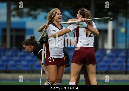 Londres, Royaume-Uni.16 octobre 2021.Lucy Holder (24 Wimbledon) célèbre avec Eliza Brett (12 Wimbledon) le but de Brett lors du match de première ligue de hockey Vitality Womens entre Wimbledon et Beeston à l'école secondaire Raynes Park à Londres, en Angleterre.Crédit: SPP Sport presse photo./Alamy Live News Banque D'Images