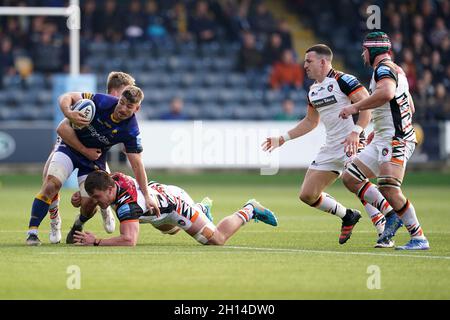 Duhan van der Merwe (à gauche) des Worcester Warriors, affronté par Jasper Wiese et Harry Potter lors du match Gallagher Premiership au Sixways Stadium, Worcester.Date de la photo: Samedi 16 octobre 2021. Banque D'Images