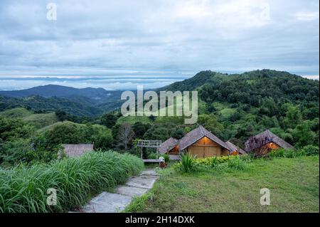 Complexe de cabanes en bois sur une colline au milieu d'une montagne dans une forêt tropicale le matin Banque D'Images