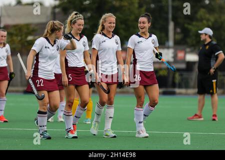 Londres, Royaume-Uni.16 octobre 2021.Wimbledon a été élyqué après sa victoire en 6-0 au match de Vitalial Womens Hockey League Premier entre Wimbledon et Beeston à la Raynes Park High School de Londres, en Angleterre.De gauche à droite : Anna Reynolds (22 Wimbledon), Sophie Hawkins (15 Wimbledon), Lucy Holder (24 Wimbledon), Fiona crépitements (21 Wimbledon) crédit : SPP Sport Press photo./Alamy Live News Banque D'Images