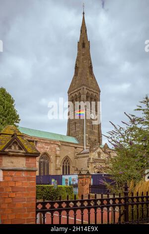 Cathédrale de Leicester avec sa flèche de 220 mètres.Dans le domaine, le drapeau arc-en-ciel vole pour montrer son soutien à la communauté LGBT pendant Leicester Pride. Banque D'Images