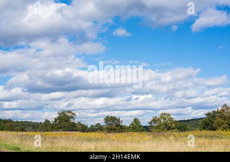 Les nuages flottent sur des collines verdoyantes dans la campagne de Pennsylvanie, USA.duvey Banque D'Images