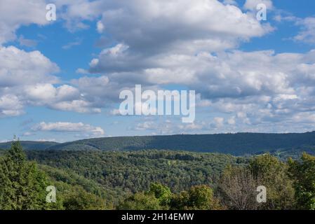 Les nuages flottent sur des collines verdoyantes dans la campagne de Pennsylvanie, USA.duvey Banque D'Images