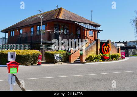 Le bâtiment de réception à Tewkesbury Abbey Caravan et Motorhome Club site.il est élevé pour minimiser le risque local d'inondation auquel le site est exposé Banque D'Images