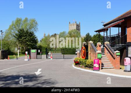 L'abbaye de Tewkesbury offre une toile de fond étonnante à l'entrée du Caravan and Motorhome Club site du même nom.bâtiment de réception sur la droite. Banque D'Images