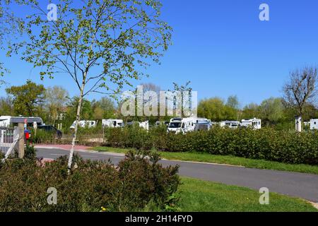 Les camping-cars et caravanes modernes sur le site du Tewkesbury Abbey Caravan and Motorhome Club. Banque D'Images