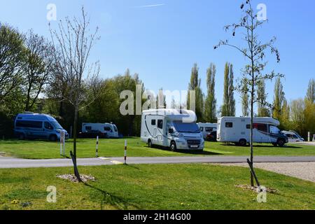 Les camping-cars et caravanes modernes sur le site du Tewkesbury Abbey Caravan and Motorhome Club. Banque D'Images