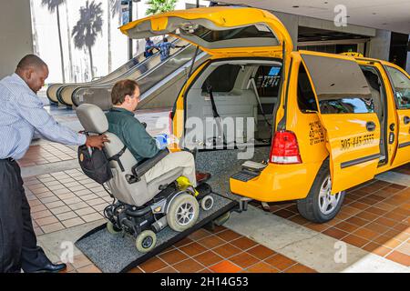 Miami Florida, Disability Resource Fair taxi taxi, rampe pour fauteuils roulants Black man men invalid male driver Banque D'Images