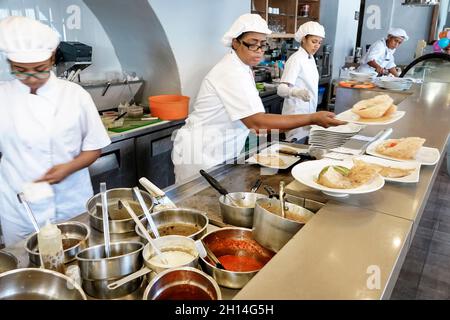 Cartagena Colombie, crêpe & gaufres restaurant, intérieur cuisine ouverte cuisinier chef, femmes noires travaillant placage alimentaire préparer commande Banque D'Images